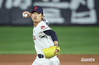 “필승조로 가야지” 김태형 감독 대만족! ‘데뷔 첫 승’ 현도훈, 롯데 ‘특급 불펜’ 탄생 예감 [SS사직in]