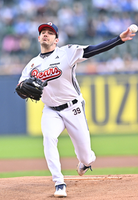 [포토] 역투하는 두산 선발 잭로그