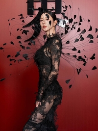 클라라, 中 패션쇼 압도한 블랙 스완