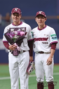 “형을 떠나보내는 게 아쉽다”…고척서 다시 뭉친 ‘히어로즈’ 박병호-서건창 [SS시선집중]