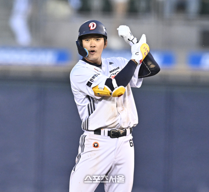 [포토] 2루타 안재석 ‘점수 뽑으러 가자’