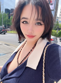 박봄, 햇살 아래 근황 공개…과감한 V넥 패션 ‘눈길’