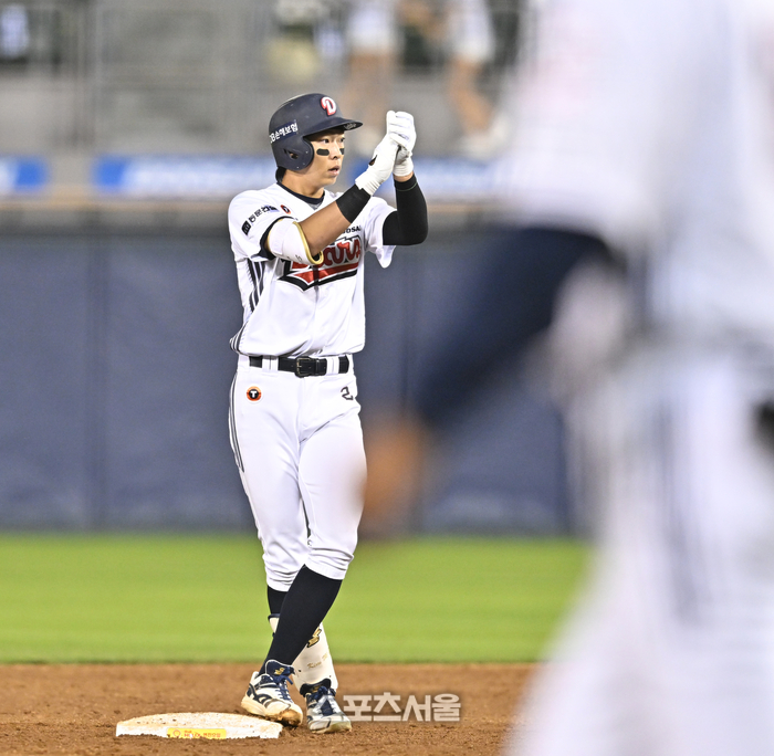[포토] 김민석, 4회 선취점 뽑는 적시2루타
