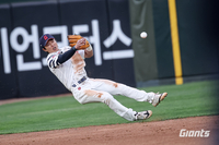 수비는 확실해진 롯데 ‘복덩이’, 아직 주춤한 방망이…타격만 살아나면 된다 [SS스타]