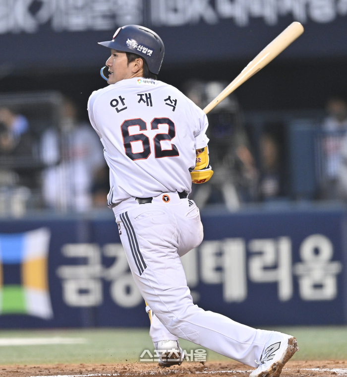 [포토] 안재석, 3회 득점기회 만드는 2루타