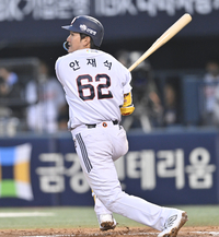 [포토] 안재석, 3회 득점기회 만드는 2루타