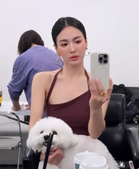 레드립에 홀리고 반려견에 녹는다…송혜교, 감탄 부르는 압도적 미모