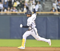 [포토] 솔로포 안재석 ‘주먹 불끈’