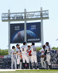 곰 군단은 팬들의 사랑을 먹고 자라! 잭로그 6이닝 8K+안재석 복귀전 홈런…김 감독 “끊임없는 응원에 감사” [SS잠실in]