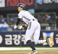 [포토] 4회 선취점 뽑는 김민석