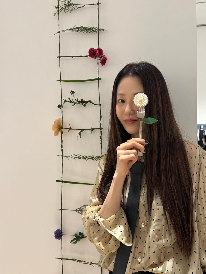 꽃보다 고현정, 기부 전시회서 빛난 독보적 아우라