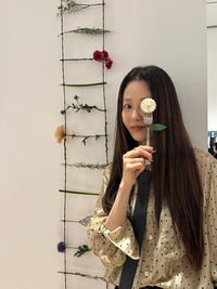 꽃보다 고현정, 기부 전시회서 빛난 독보적 아우라