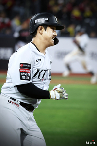 “이게 1위의 뒷심이다!” KT, LG 꺾고 단독 선두 수성… ‘퓨처스 영웅’ 강민성, 10회말 인생 첫 끝내기 ‘쾅’