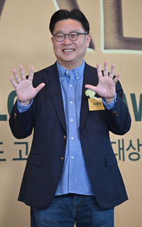 [포토] ‘독도 지킴이’ 서경덕 교수, 환한 미소의 손인사