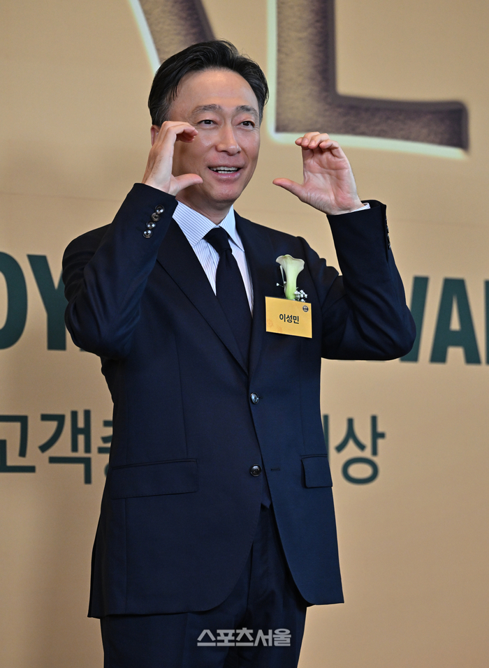 [포토] 이성민, 피할 수 없는 볼하트 포즈