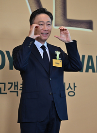 [포토] 이성민, 피할 수 없는 볼하트 포즈