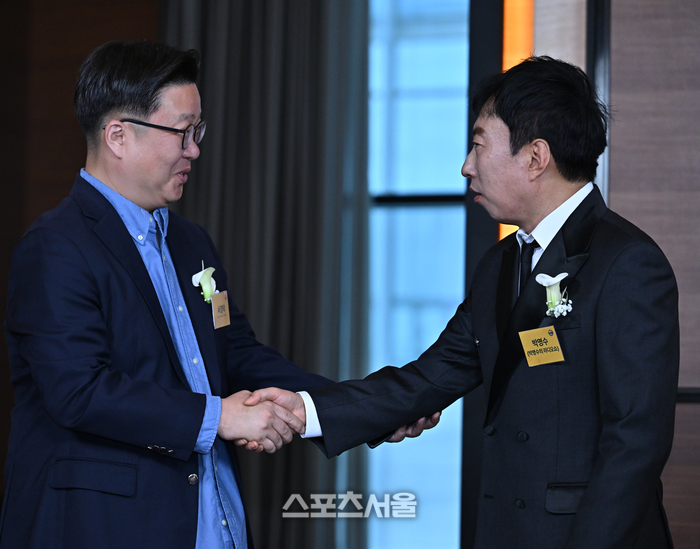 [포토] 악수하는 서경덕 교수-박명수