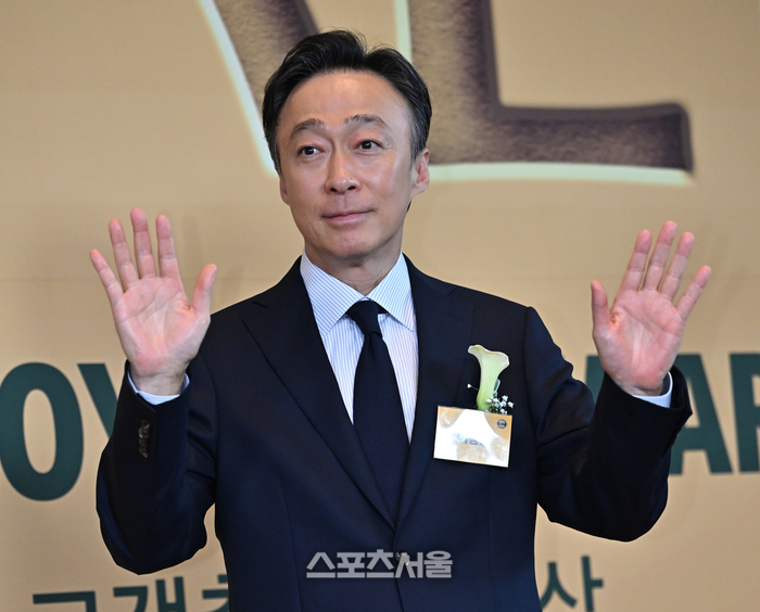 [포토] 이성민, 품위 있는 손인사