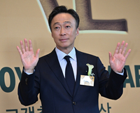 [포토] 이성민, 품위 있는 손인사