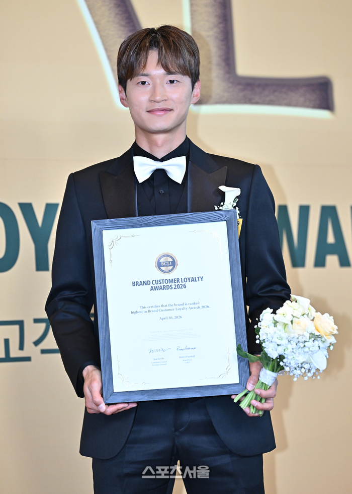 [포토] FC 서울 김진수 ‘브랜드 고객충성도 대상 수상’