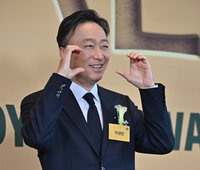 [포토] 이성민, 볼하트에 윙크