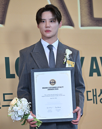 [포토] 김준수, 3년 연속 고객충성도 대상 수상!