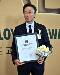 [포토] 이성민, 고객충성도 대상 수상