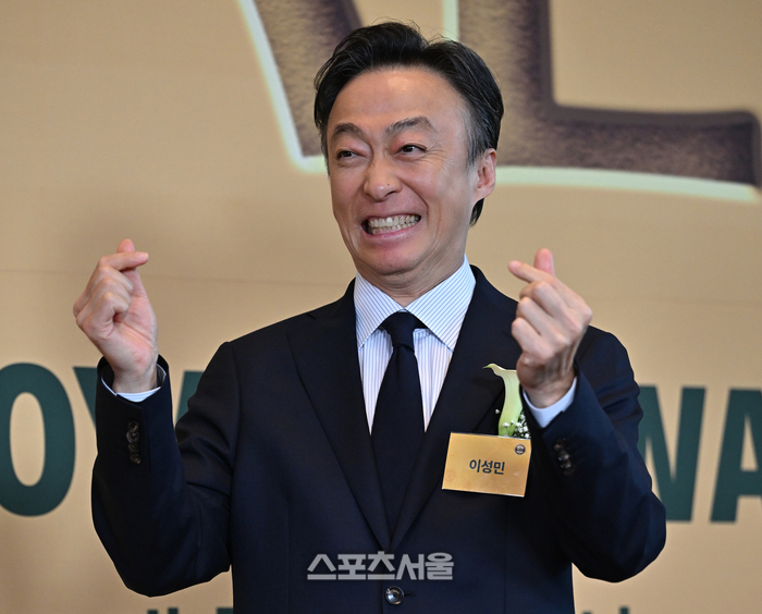 [포토] 이성민 ‘쑥스러운 하트 포즈’