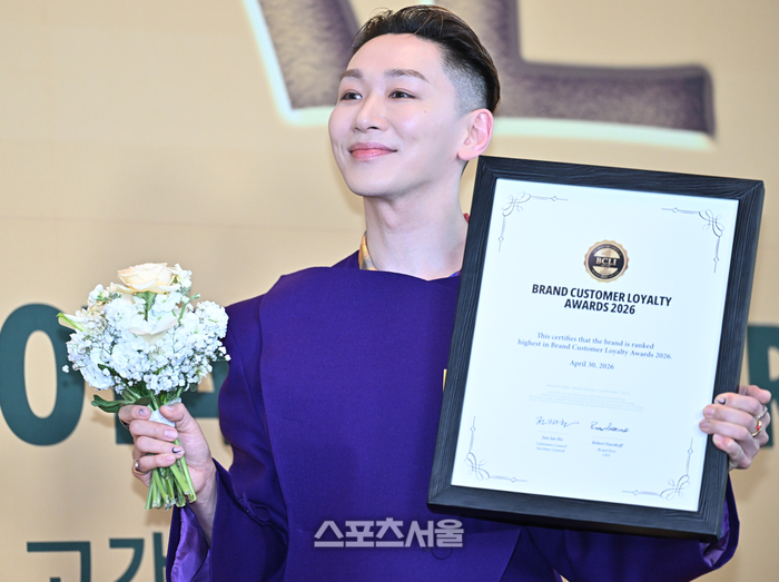 [포토] 김호영, 고객충성도 대상 수상