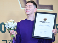 [포토] 김호영, 고객충성도 대상 수상