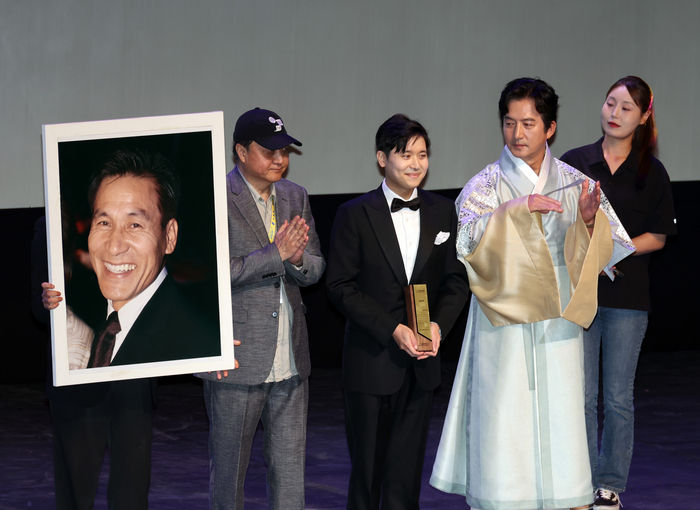 [단독] 故 안성기의 품격 잇는다…아들 안필립, 부친 턱시도 입고 부여영화제 참석