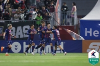 고승범의 환상 발리슛이 묻혔다…수원 더비의 승자는 수원FC, 하정우 2골 맹활약으로 3-1 대역전승[현장리뷰]