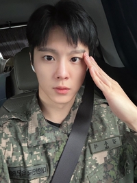 ‘강나언 ♥’ 김우석, 건강하게 전역... 거수경례로 팬들에게 인사