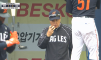 금지? 지시? 김경문 감독, 문현빈 향한 동작 논란 [KBO 오늘의 컷]