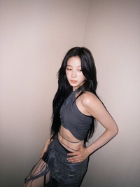 르세라핌 카즈하, 압도적 복근에 힙한 아우라까지