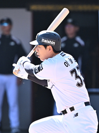[포토]역전 적시타 치는 KT 이정훈