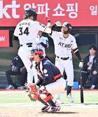 [포토]솔로 홈런으로 기선 제압하는 KT 힐리어드