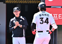 [포토]힐리어드의 홈런에 박수를 보내는 KT 이강철 감독