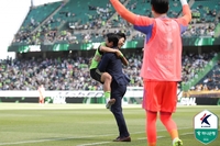 드디어 기다리던 득점포 가동하고 정정용 감독에게 안긴 김승섭…전북, 광주 4-0으로 꺾고 ‘3연승’ 질주