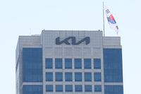 기아, 28년 만에 현대차 추월…‘부품난’ 악재 속 빛난 친환경차 포트폴리오 [SS분석]
