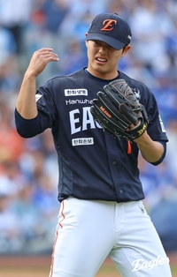 류현진 ‘14개월’ 걸려→문동주도 ‘긴 재활’ 불가피…‘오래 건강하게’ 던지기 위한 과정 [SS포커스]