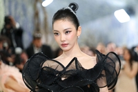 닝닝, 멧 갈라에 선보인 상반된 매력의 드레스 자태