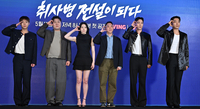 [포토] 하트 경례하는 ‘취사병 전설이 되다’ 감독과 배우들