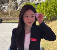 ‘태주 부인’ 채서안, 귀에 꽃 꽂고 정장 자태…분위기 여신 등극