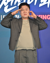 [포토] 윤경호 ‘충성+볼하트’