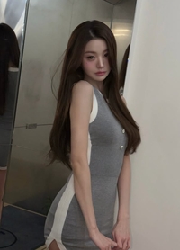 “거울 속 뒷모습까지 완벽” 장원영, ‘무보정’ 초밀착 니트룩 공개… 선명한 S라인에 “사람 맞아?”