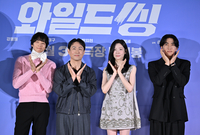 [포토] 강동원-오정세-박지현-엄태구 ‘꽃받침 포즈’