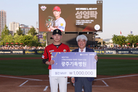타이거즈는 마음씨도 곱네! ‘어려운 이웃에 기부’ 한준수, 성영탁과 KIA 3~4월 월간 MVP 선정
