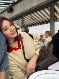 김혜수, 청초함 돋보이는 내추럴한 스타일링...어깨남은 누구일까?