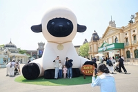 “인형인 줄 알았네”…에버랜드에 ‘세상에서 가장 귀여운 양’이 떴다!